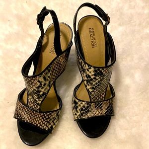 Kenneth Cole size 8 medium with platform shells snake skin heals